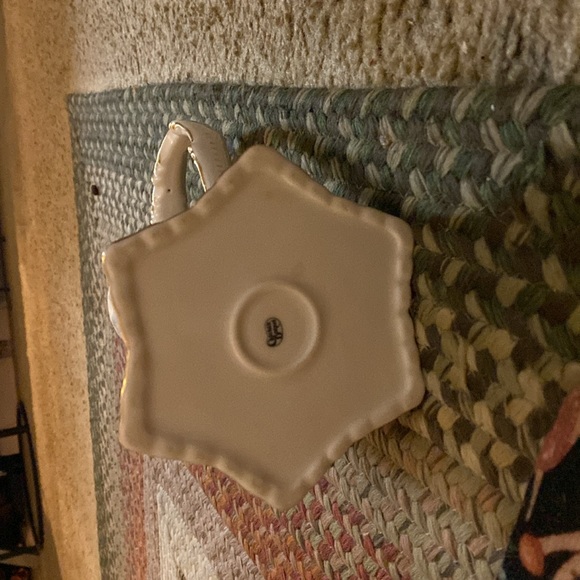 One of Cracker Barrel’s Best! A Flower Gold Trimmed 9.5” Pitcher - Picture 6 of 6